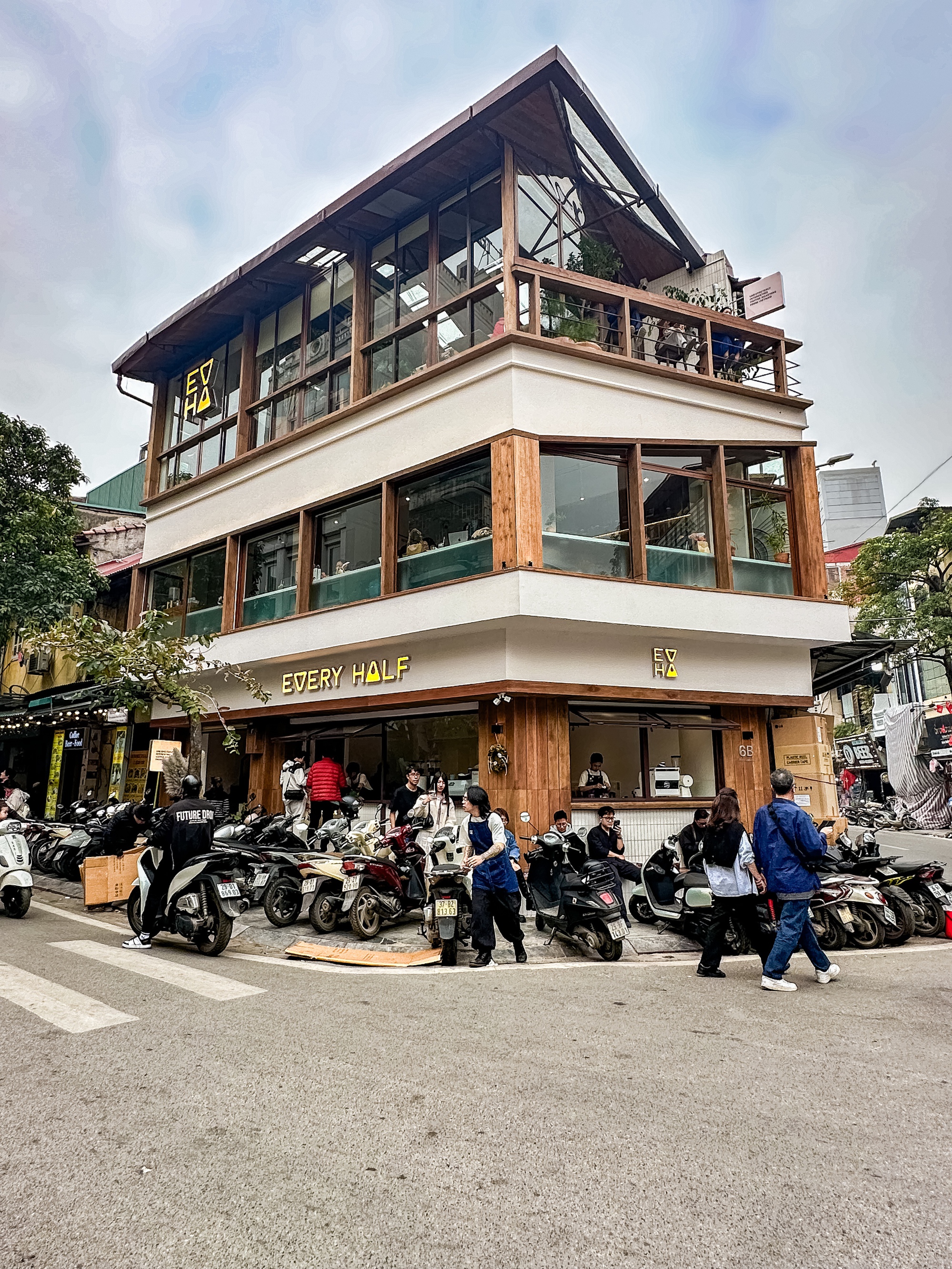 2 hàng quán đang khiến phố cổ Hà Nội đông nghịt, khách Tây khách Việt xếp hàng rồng rắn- Ảnh 11.