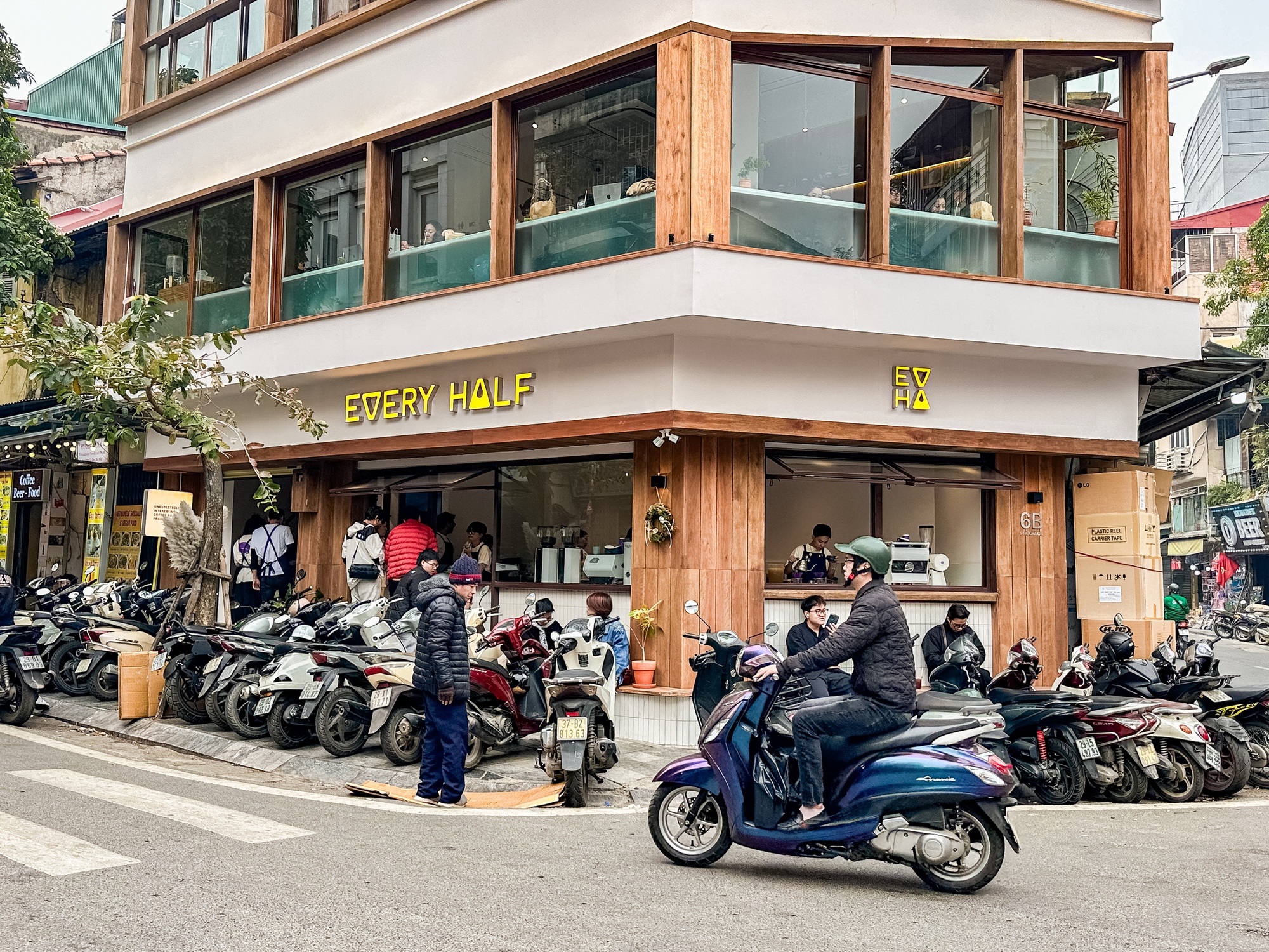 2 hàng quán đang khiến phố cổ Hà Nội đông nghịt, khách Tây khách Việt xếp hàng rồng rắn- Ảnh 13.