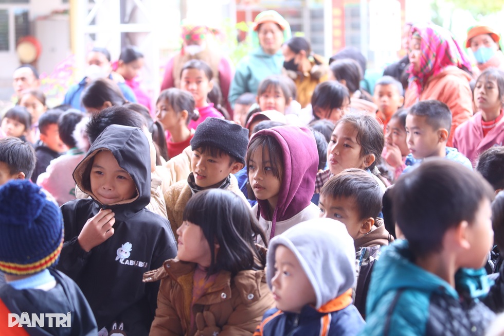 Báo Dân trí tổ chức tư vấn sức khoẻ, phát hiện 11 học sinh viêm gan B - 2