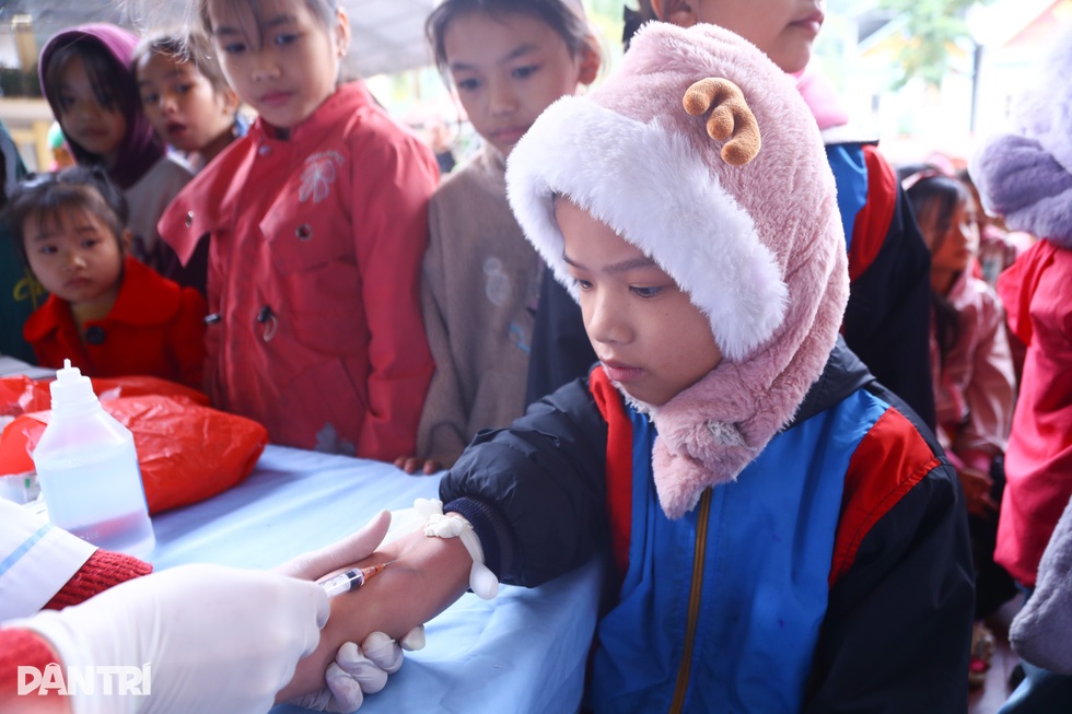 Báo Dân trí tổ chức tư vấn sức khoẻ, phát hiện 11 học sinh viêm gan B - 3