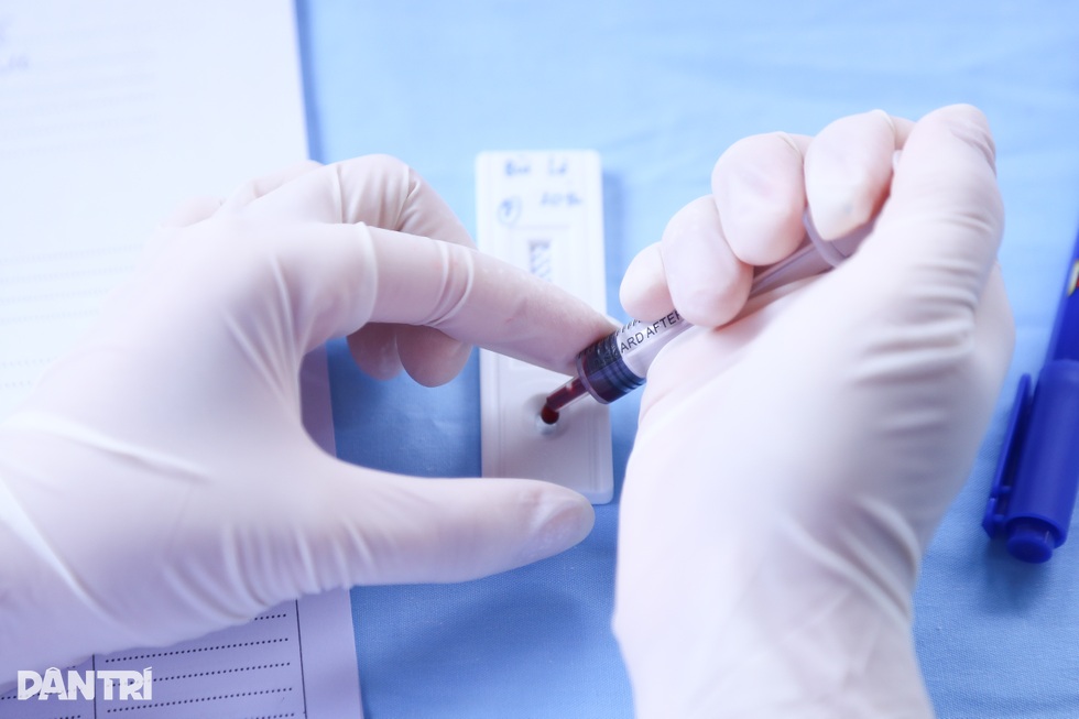 Báo Dân trí tổ chức tư vấn sức khoẻ, phát hiện 11 học sinh viêm gan B - 5