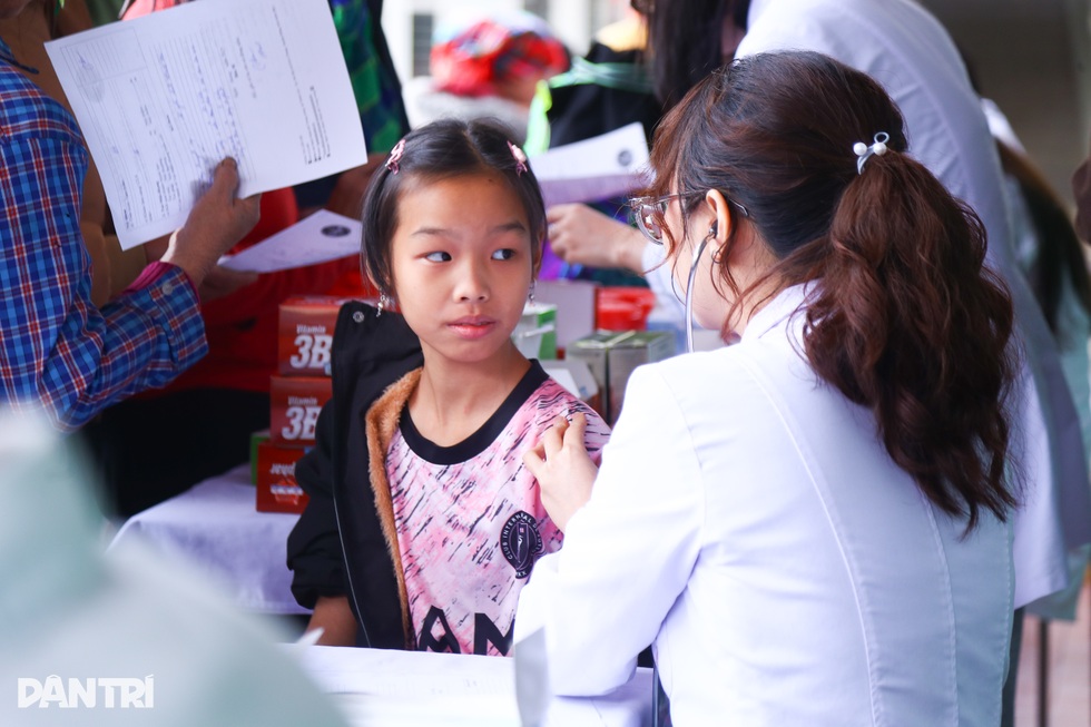 Báo Dân trí tổ chức tư vấn sức khoẻ, phát hiện 11 học sinh viêm gan B - 7