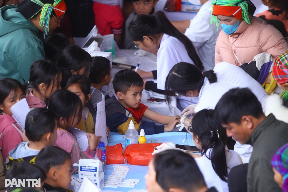 Báo Dân trí tổ chức tư vấn sức khoẻ, phát hiện 11 học sinh viêm gan B - 8