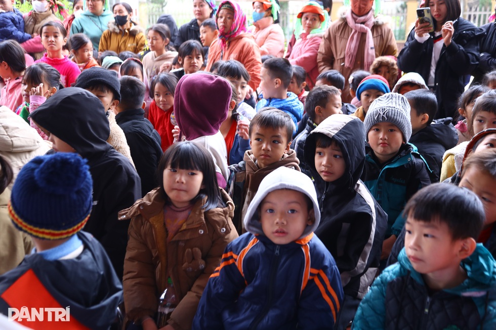 Báo Dân trí tổ chức tư vấn sức khoẻ, phát hiện 11 học sinh viêm gan B - 10