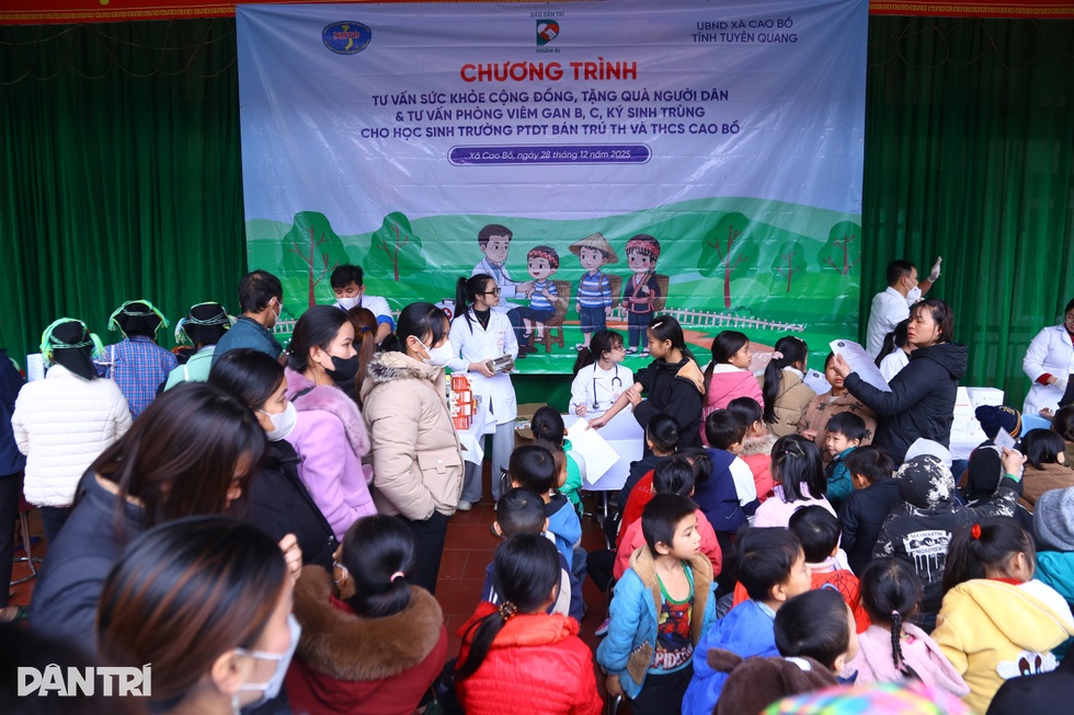 Báo Dân trí tổ chức tư vấn sức khoẻ, phát hiện 11 học sinh viêm gan B - 11