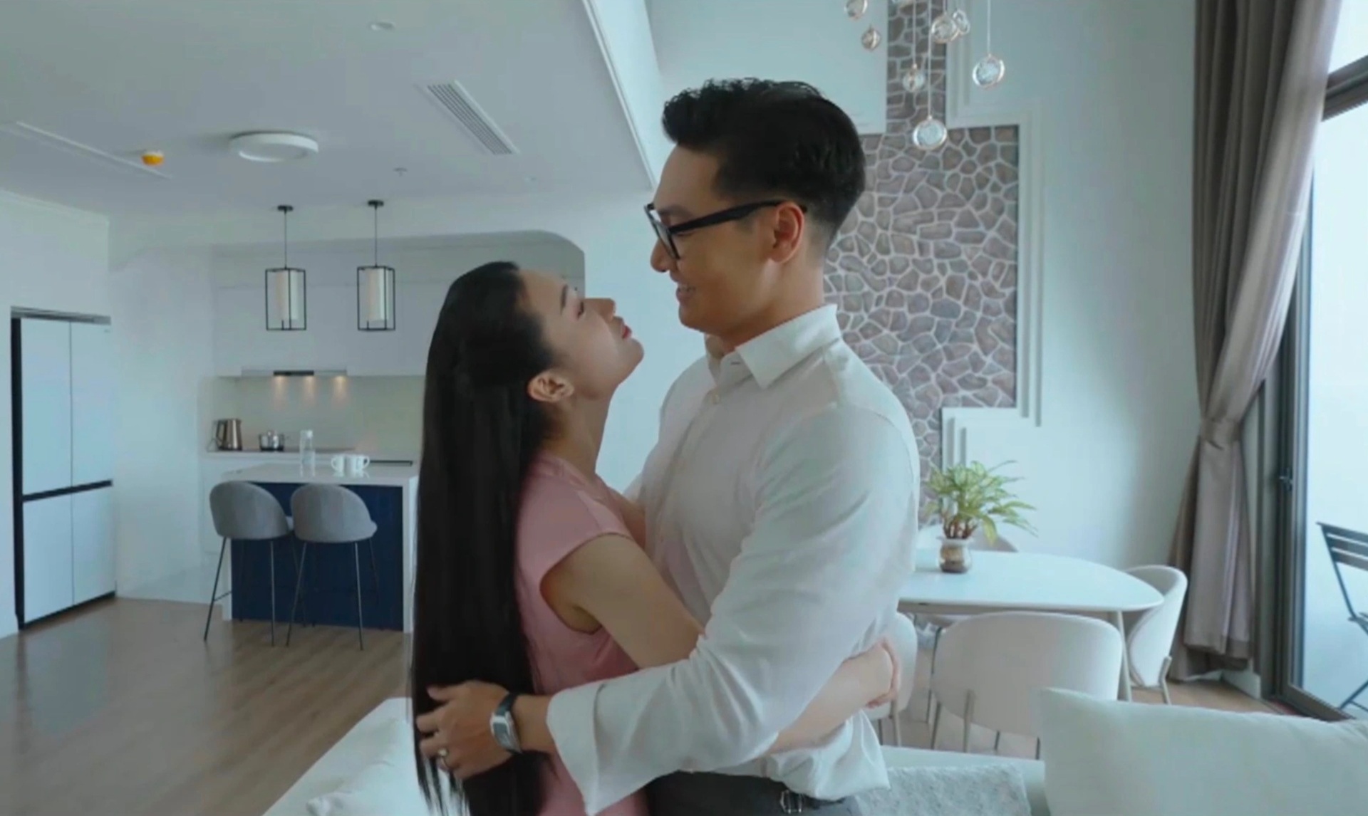 Vẻ đẹp ngọt ngào, nữ tính của vợ màn ảnh kém Mạnh Trường 16 tuổi - 2