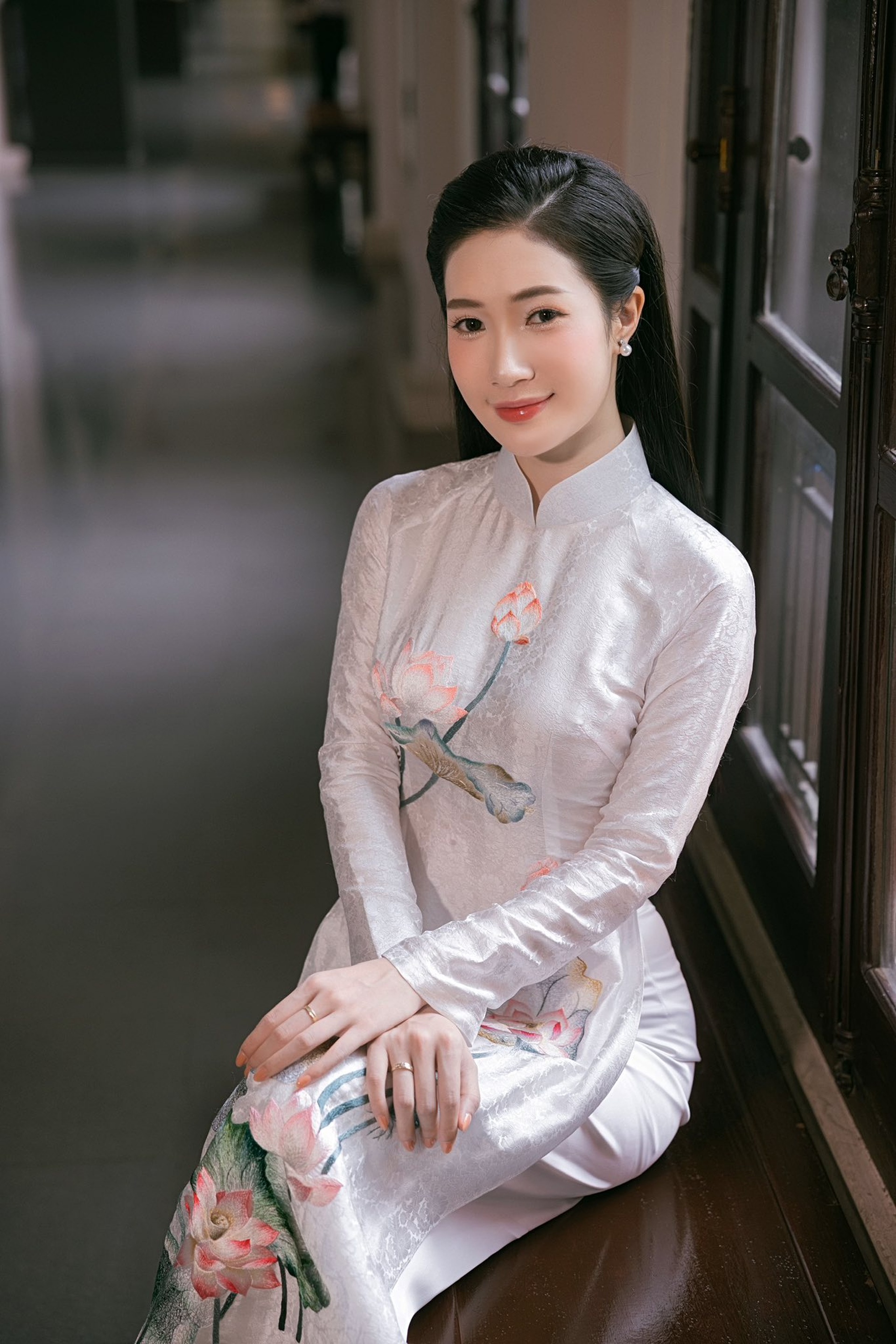 Vẻ đẹp ngọt ngào, nữ tính của vợ màn ảnh kém Mạnh Trường 16 tuổi - 4