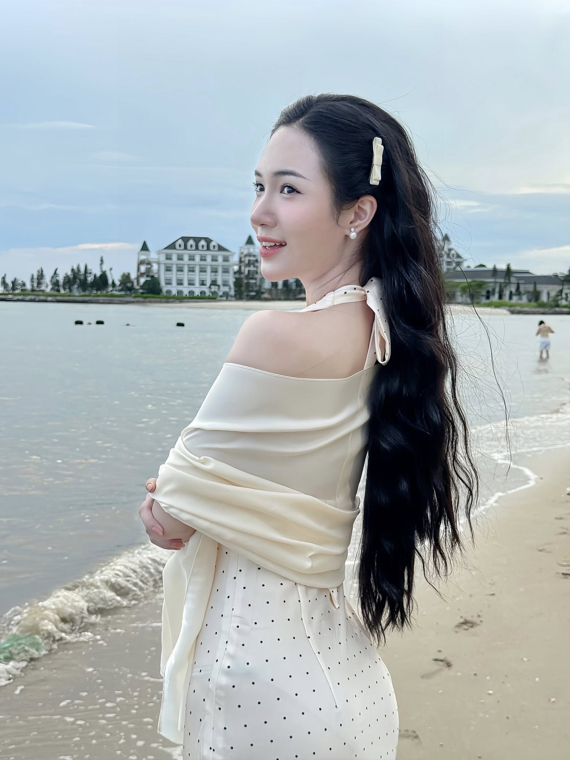 Vẻ đẹp ngọt ngào, nữ tính của vợ màn ảnh kém Mạnh Trường 16 tuổi - 5