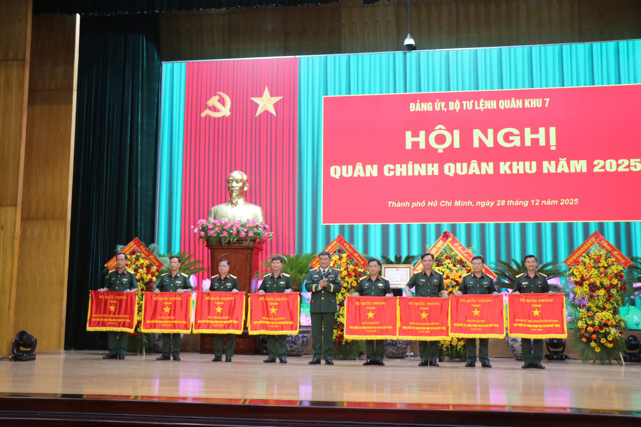 Đại tướng Phan Văn Giang trao Huân chương Bảo vệ Tổ quốc hạng nhất cho Quân khu 7- Ảnh 4.