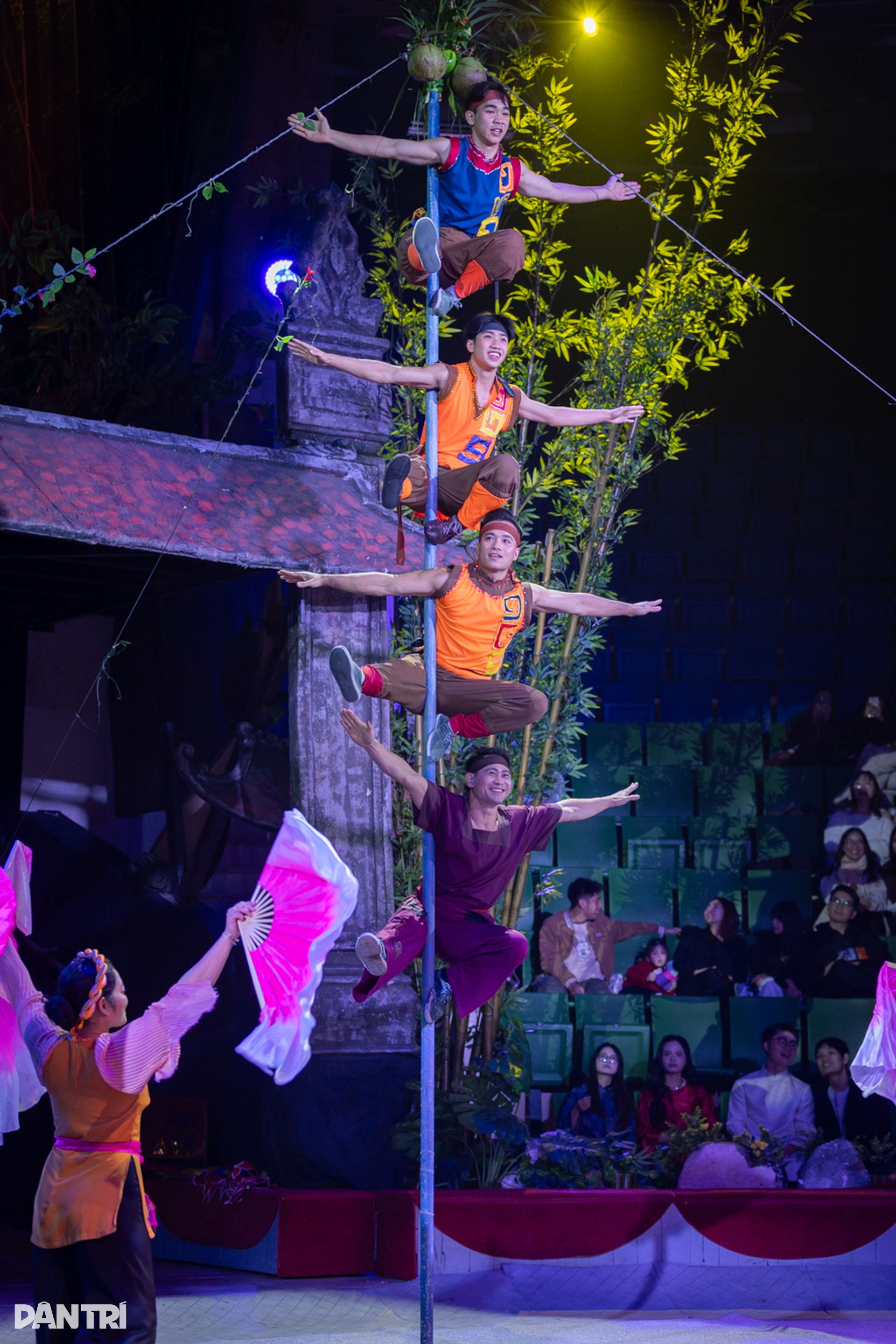 Làm sống lại tranh Đông Hồ Đám cưới chuột, Hứng dừa qua diễn xiếc - 6