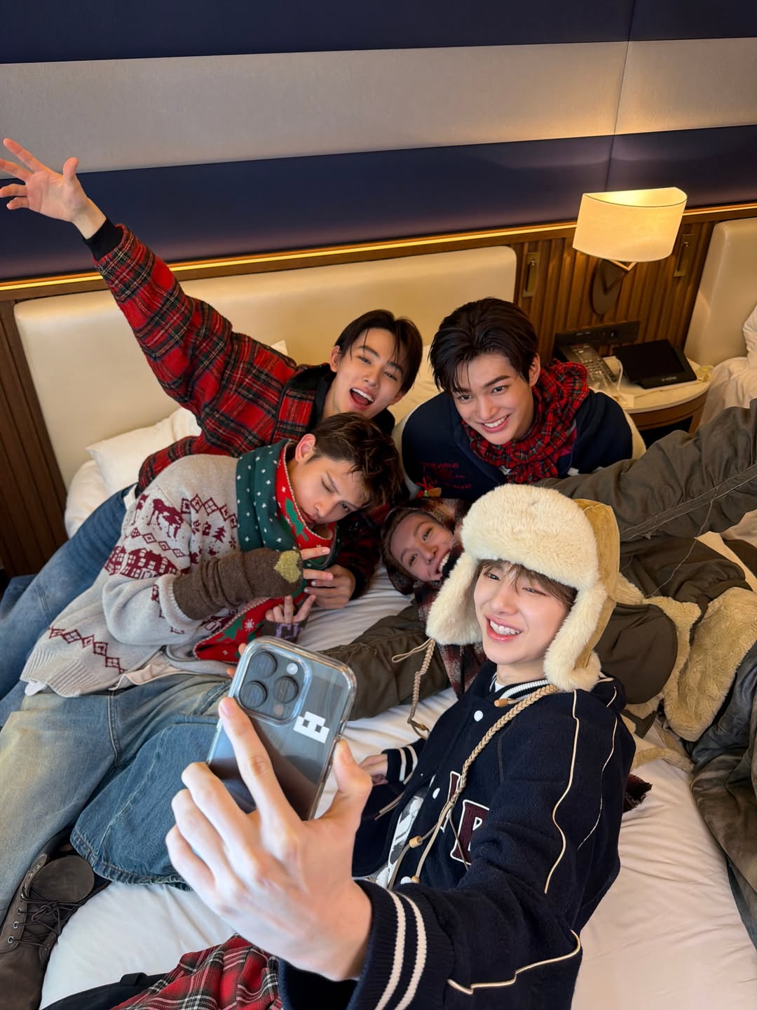 Lộ loạt bằng chứng nghi vấn mỹ nam nhóm tân binh hot nhất Kbiz bị cô lập?- Ảnh 9.