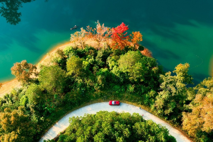 Người dân và du khách khi đến đây được đắm chìm trong khung cảnh giao thoa giữa đất trời, núi non và cảnh vật si tình nơi đây.