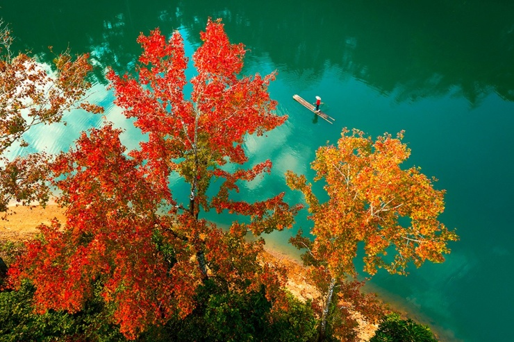 Hồ Bản Viết là hồ nước nhân tạo rộng 5 ha, chia làm 4 nhánh và được bao bọc bởi những ngọn núi và thảm thực vật của tỉnh Cao Bằng.