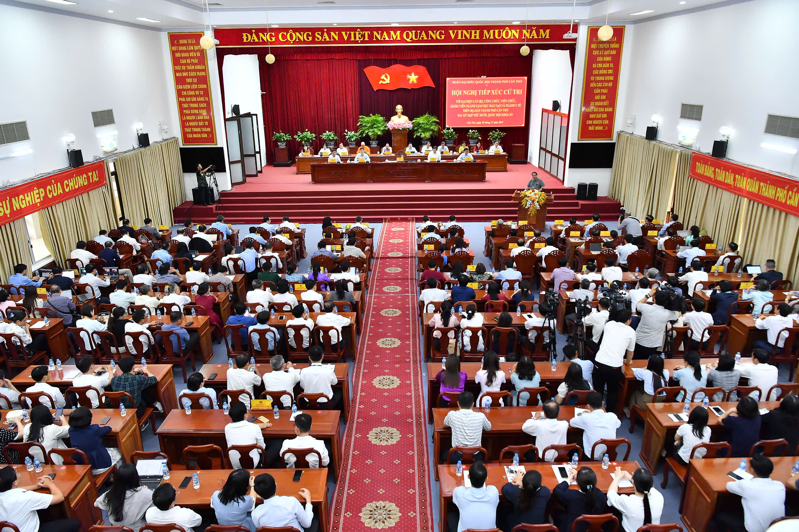 Thủ tướng Phạm Minh Chính: Đào tạo nhân lực y tế và giáo dục phải toàn diện - Ảnh 4.