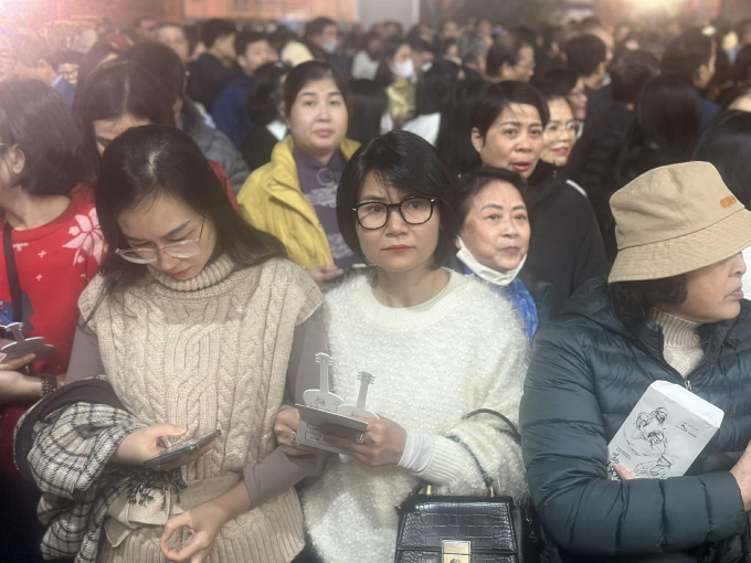 Khán giả đứng chờ để chờ được giải quyết vào xem show Về đây bốn cánh chim trời. Ảnh: Hà Thu