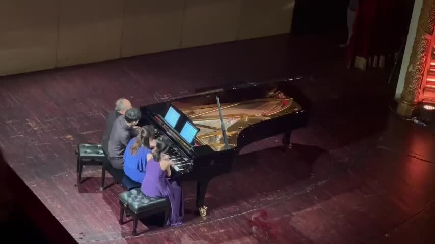 Đặng Thái Sơn và ba học trò cùng biểu diễn trên một cây đàn