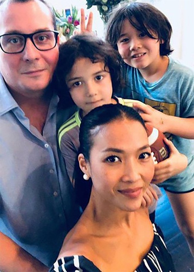 Gái nhảy Bằng Lăng: Ở biệt thự 5.000m2, hết lòng phụng sự chồng Tây và các con 5 Bằng Lăng bên ông xã và 2 con.