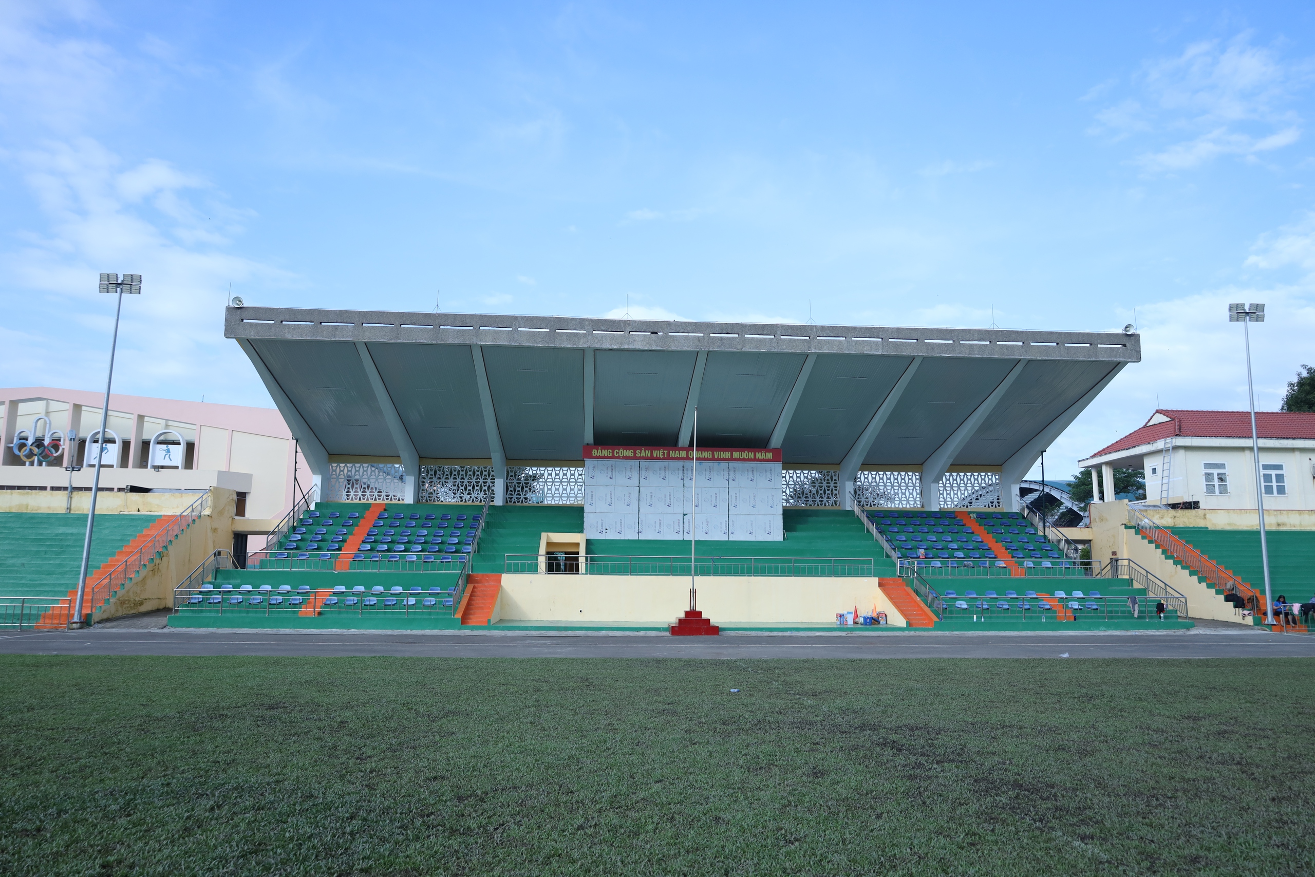 Ngắm SVĐ Quân khu 5 'lột xác', sẵn sàng mùa giải TNSV THACO cup 2026
- Ảnh 2.