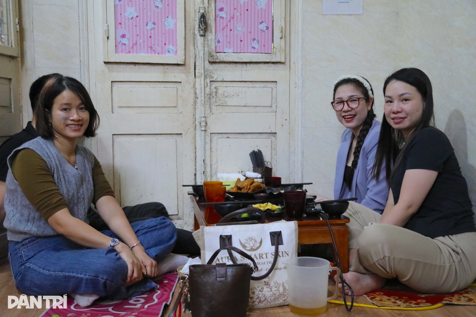 Quán gà ở Hà Nội ẩn mình ở ngõ nhỏ hẹp, khách leo cầu thang mới tới - 2