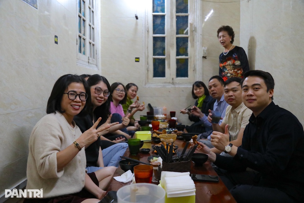 Quán gà ở Hà Nội ẩn mình ở ngõ nhỏ hẹp, khách leo cầu thang mới tới - 4