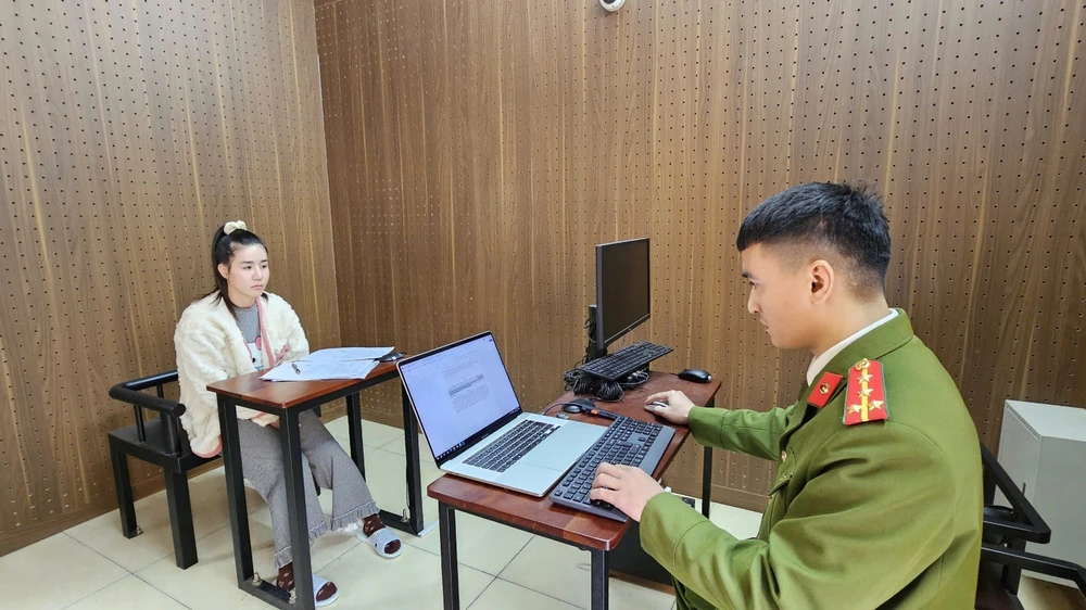 Đối tượng Nguyễn Thị Chín (biệt danh: Hoa) tại cơ quan Công an lua-dao2.jpg