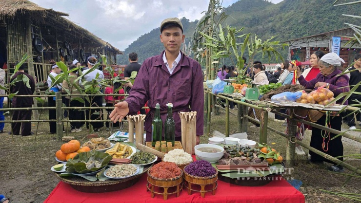 Anh Đinh Văn Doanh, xóm Bương, giới thiệu mâm cỗ Mường với những món ăn đặc sắc được tạo nên từ những sản vật phong phú, riêng biệt ở Vân Sơn. Ảnh: Thành Dân.