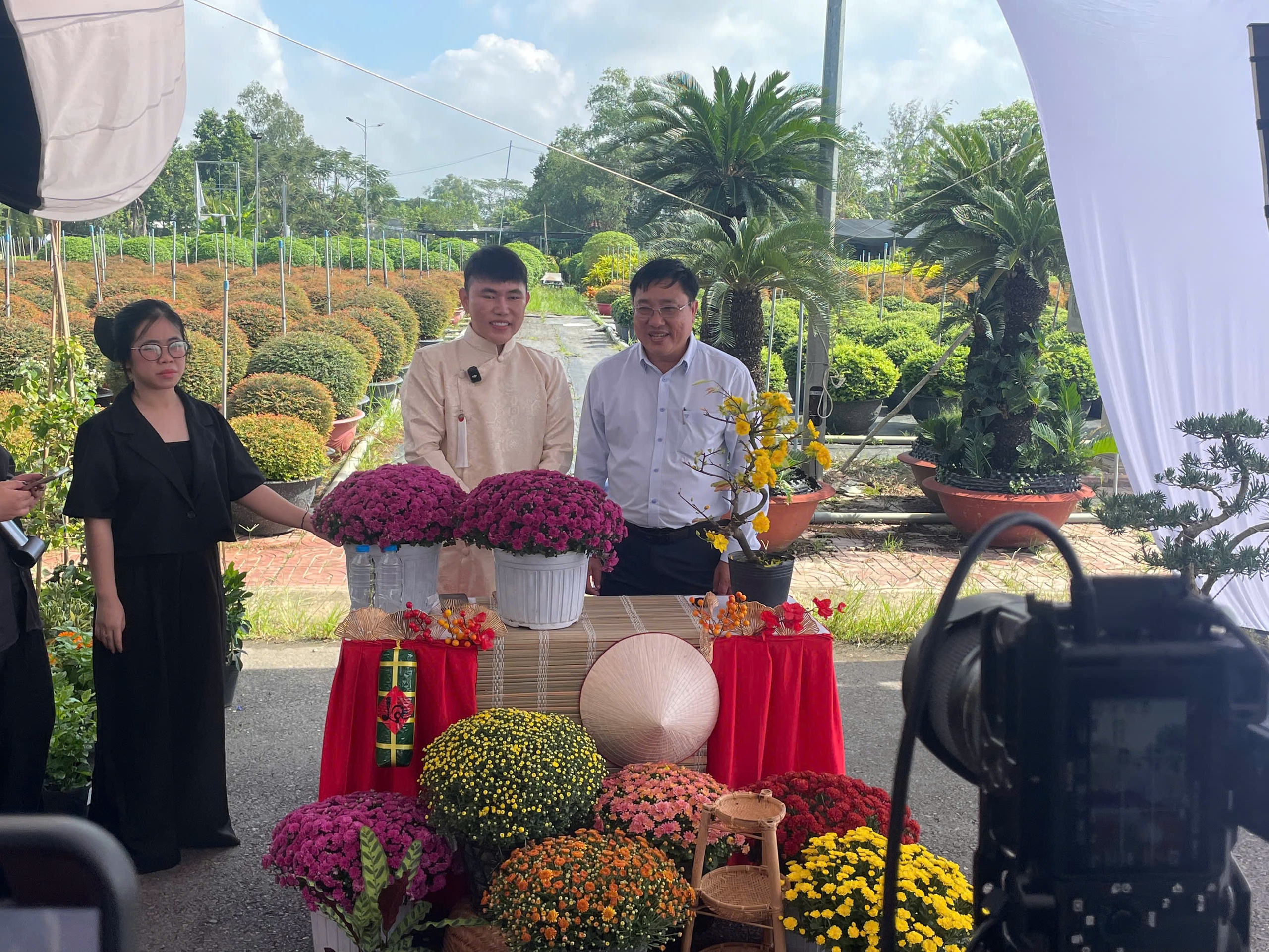 Vựa hoa, nhà vườn miền Tây tất bật livestream bán hoa Tết sớm cùng người nổi tiếng - Ảnh 4.