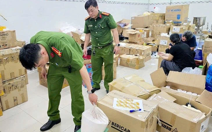 Thu giữ 47.500 bao thuốc lá giả thương hiệu Việt, khởi tố 5 bị can - Ảnh 3.