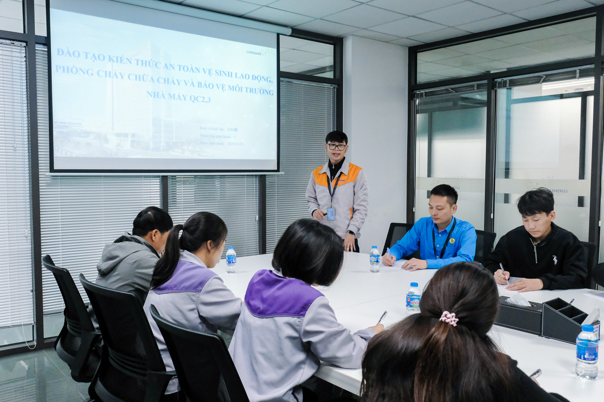 Tăng ca dồn dập, rủi ro rình rập: 'Siết' giảm tai nạn lao động thế nào? - Ảnh 2. tai nạn - Ảnh 2.