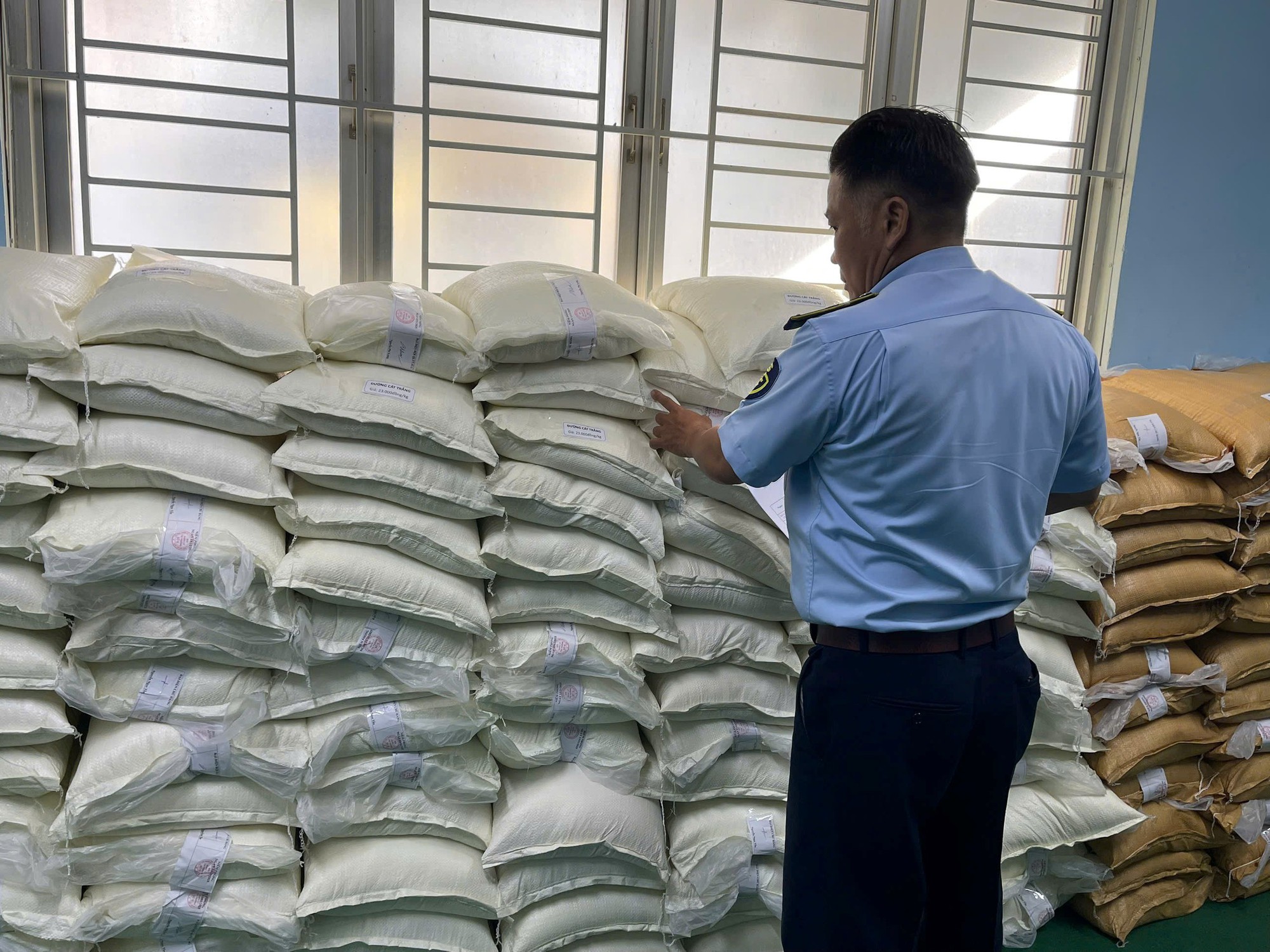 Cao điểm chống hàng giả, hàng kém chất lượng cuối năm: QLTT cả nước đồng loạt ra quân, thu giữ hơn 2,2 tấn lá thuốc, gần 5 tấn thịt bẩn, hàng nghìn sản phẩm vi phạm- Ảnh 2.