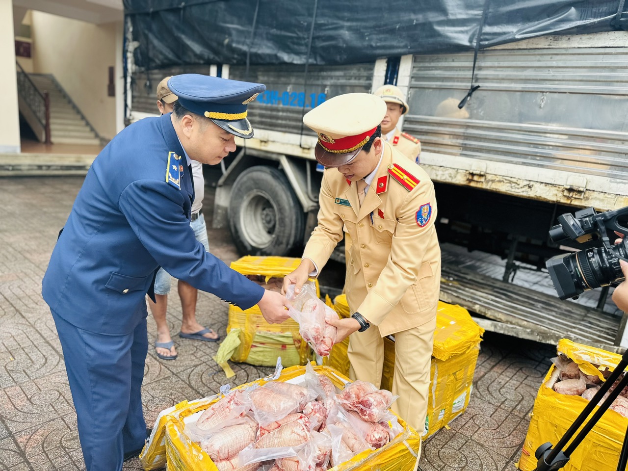 Cao điểm chống hàng giả, hàng kém chất lượng cuối năm: QLTT cả nước đồng loạt ra quân, thu giữ hơn 2,2 tấn lá thuốc, gần 5 tấn thịt bẩn, hàng nghìn sản phẩm vi phạm- Ảnh 3.