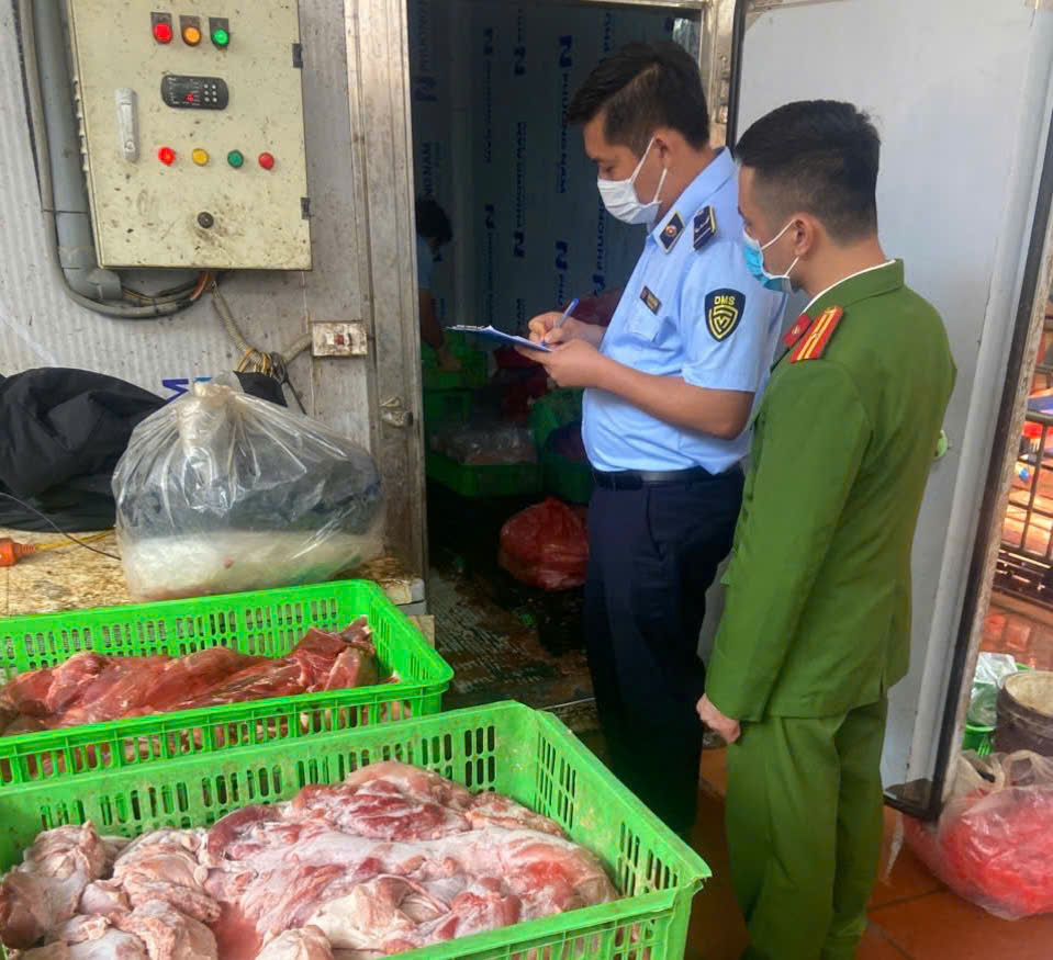 Cao điểm chống hàng giả, hàng kém chất lượng cuối năm: QLTT cả nước đồng loạt ra quân, thu giữ hơn 2,2 tấn lá thuốc, gần 5 tấn thịt bẩn, hàng nghìn sản phẩm vi phạm- Ảnh 5.