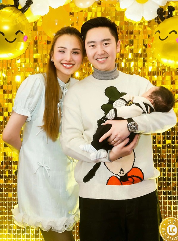 Vợ chồng Diễm Hương mừng con thứ hai đầy tháng, hôm 21/12.