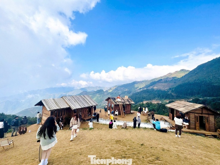 'Mái nhà chênh vênh' ở Tà Xùa thành điểm check-in độc nhất vô nhị - 2