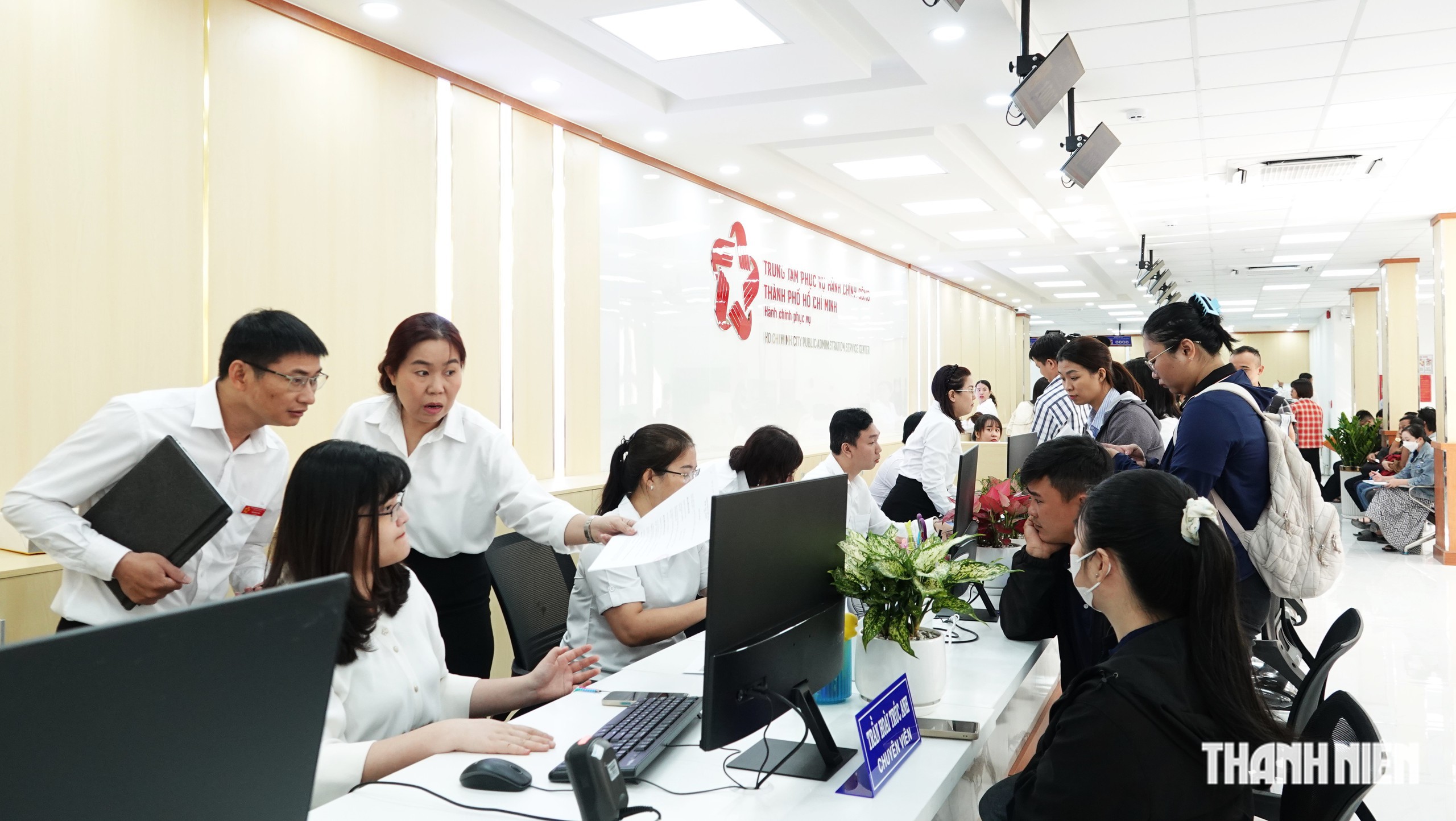 Trung tâm Phục vụ hành chính công TP.HCM chính thức nhận hồ sơ tập trung 3 Trung tâm Phục vụ hành chính công TP.HCM nhộn nhịp hồ sơ ngày đầu tiếp nhận - Ảnh 3.