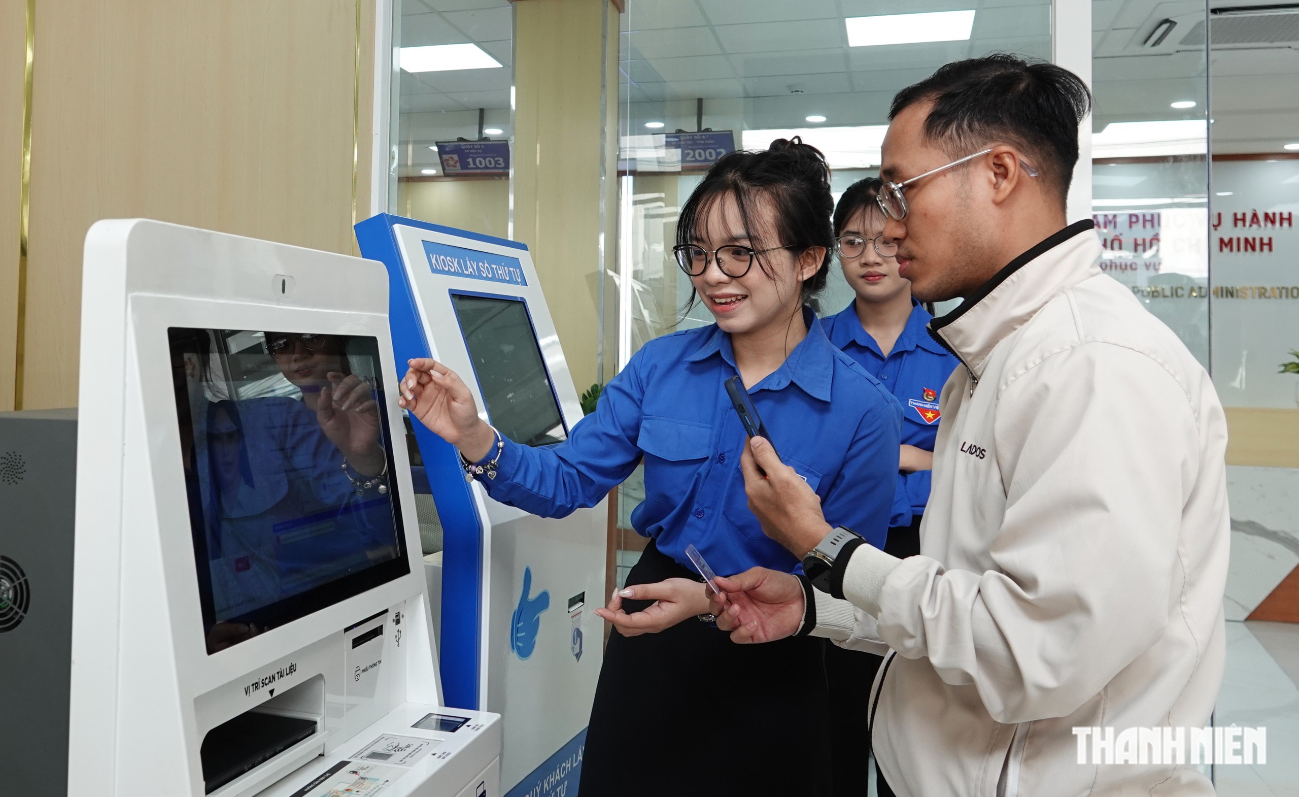 Trung tâm Phục vụ hành chính công TP.HCM chính thức nhận hồ sơ tập trung 2 Trung tâm Phục vụ hành chính công TP.HCM nhộn nhịp hồ sơ ngày đầu tiếp nhận - Ảnh 2.