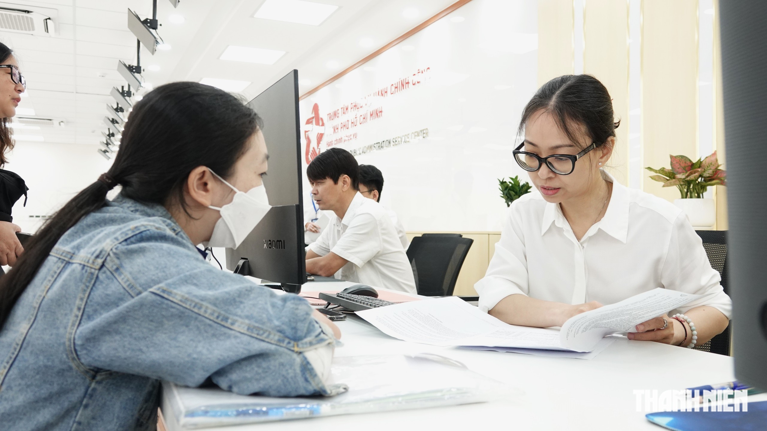 Trung tâm Phục vụ hành chính công TP.HCM chính thức nhận hồ sơ tập trung 4 Trung tâm Phục vụ hành chính công TP.HCM nhộn nhịp hồ sơ ngày đầu tiếp nhận - Ảnh 4.