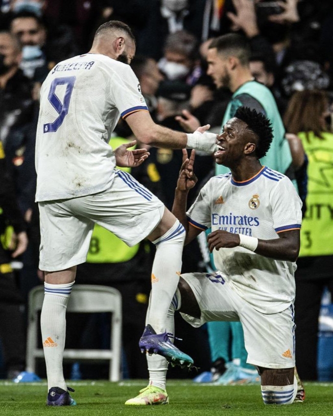Cặp tiền đạo Vinicius - Benzema cũng đeo băng quấn tay trong nhiều trận đấu của Real. Ảnh: EFE