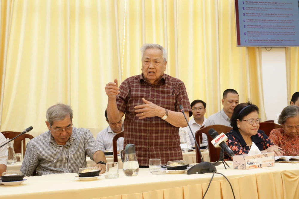 Ông Trần Hữu Mai phát biểu. Ảnh: NHẪN NAM can-tho-2.jpg