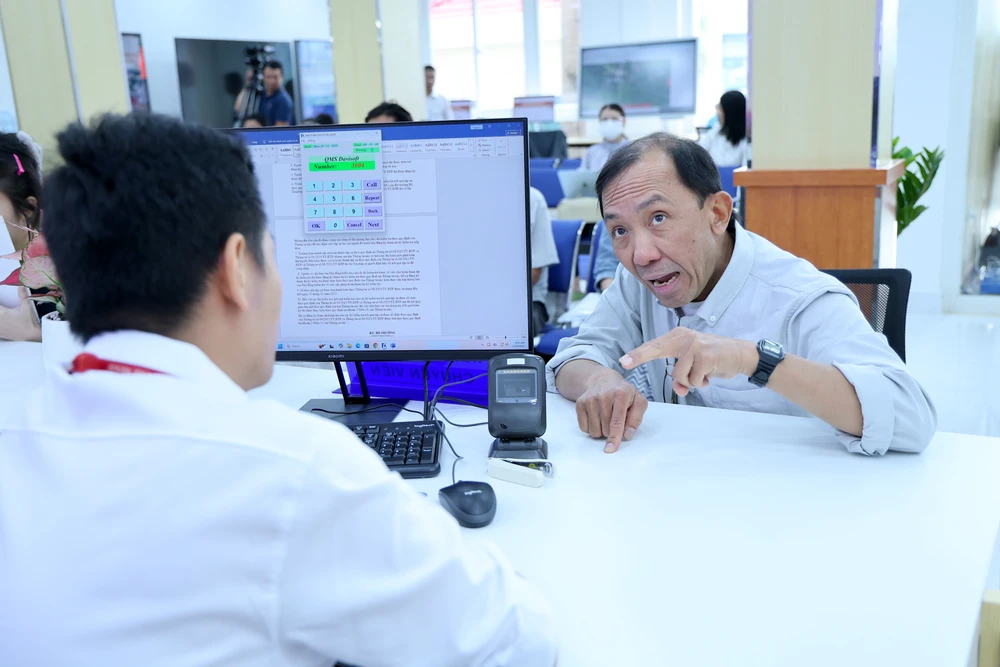 Người dân được cán bộ giải thích tận tình. Ảnh: LÊ THOA trung-tam-phuc-vu-hanh-chinh-cong-tphcm-11.JPG