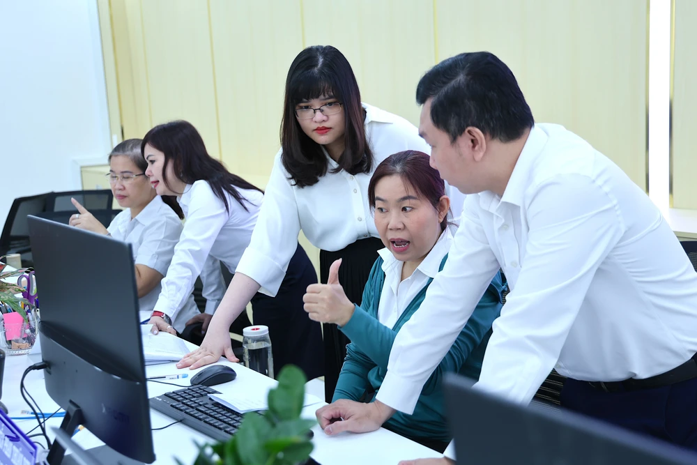 Cán bộ, công chức làm việc năng suất, nhiệt tình trong ngày đầu. Ảnh: LÊ THOA trung-tam-phuc-vu-hanh-chinh-cong-tphcm-2.JPG