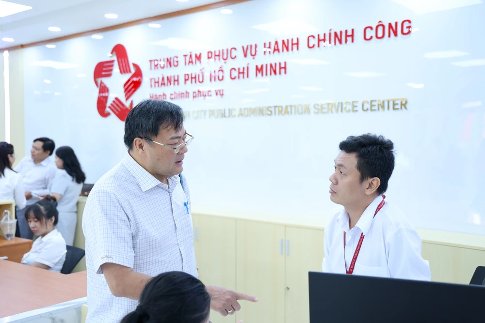 Ông Nguyễn Văn Vũ, Phó Giám đốc Sở Tư pháp TP.HCM, trực tiếp giám sát tại Trung tâm. Ảnh: LÊ THOA trung-tam-phuc-vu-hanh-chinh-cong-tphcm-10.JPG