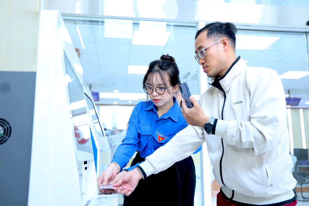 Bạn Phạm Nguyễn Quỳnh Như, sinh viên Học viện Cán bộ TP.HCM, hỗ trợ người dân. Ảnh: LÊ THOA trung-tam-phuc-vu-hanh-chinh-cong-tphcm-6.JPG