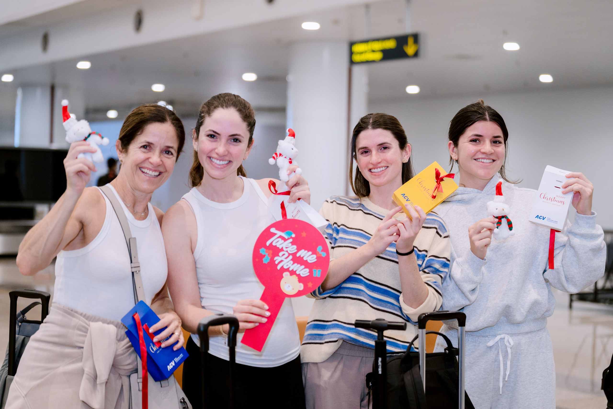 Những kiện hàng đặc biệt xuất hiện trên băng chuyền hành lý ở Nội Bài vào Giáng sinh - Ảnh 2.