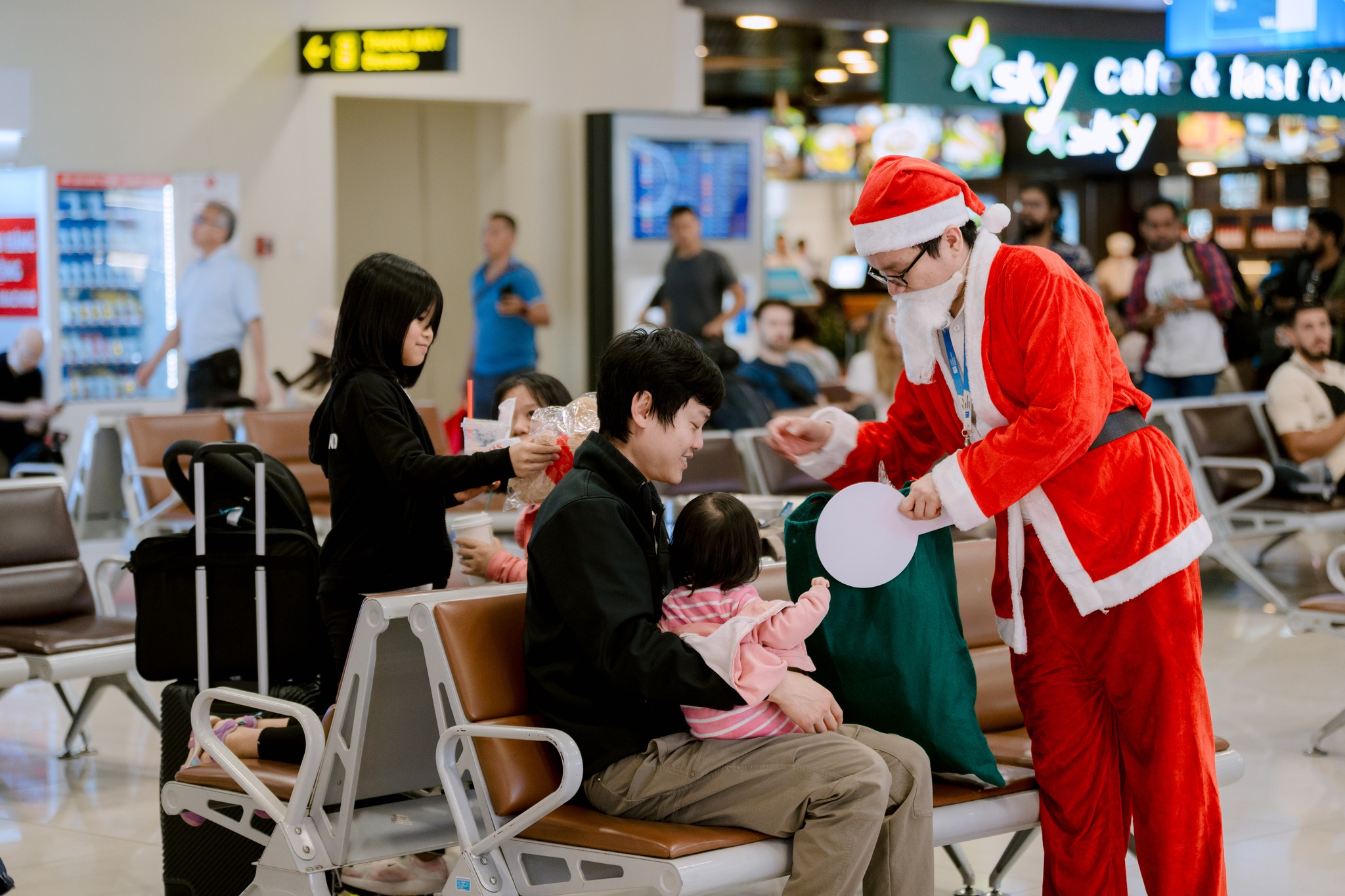 Những kiện hàng đặc biệt xuất hiện trên băng chuyền hành lý ở Nội Bài vào Giáng sinh - Ảnh 5.