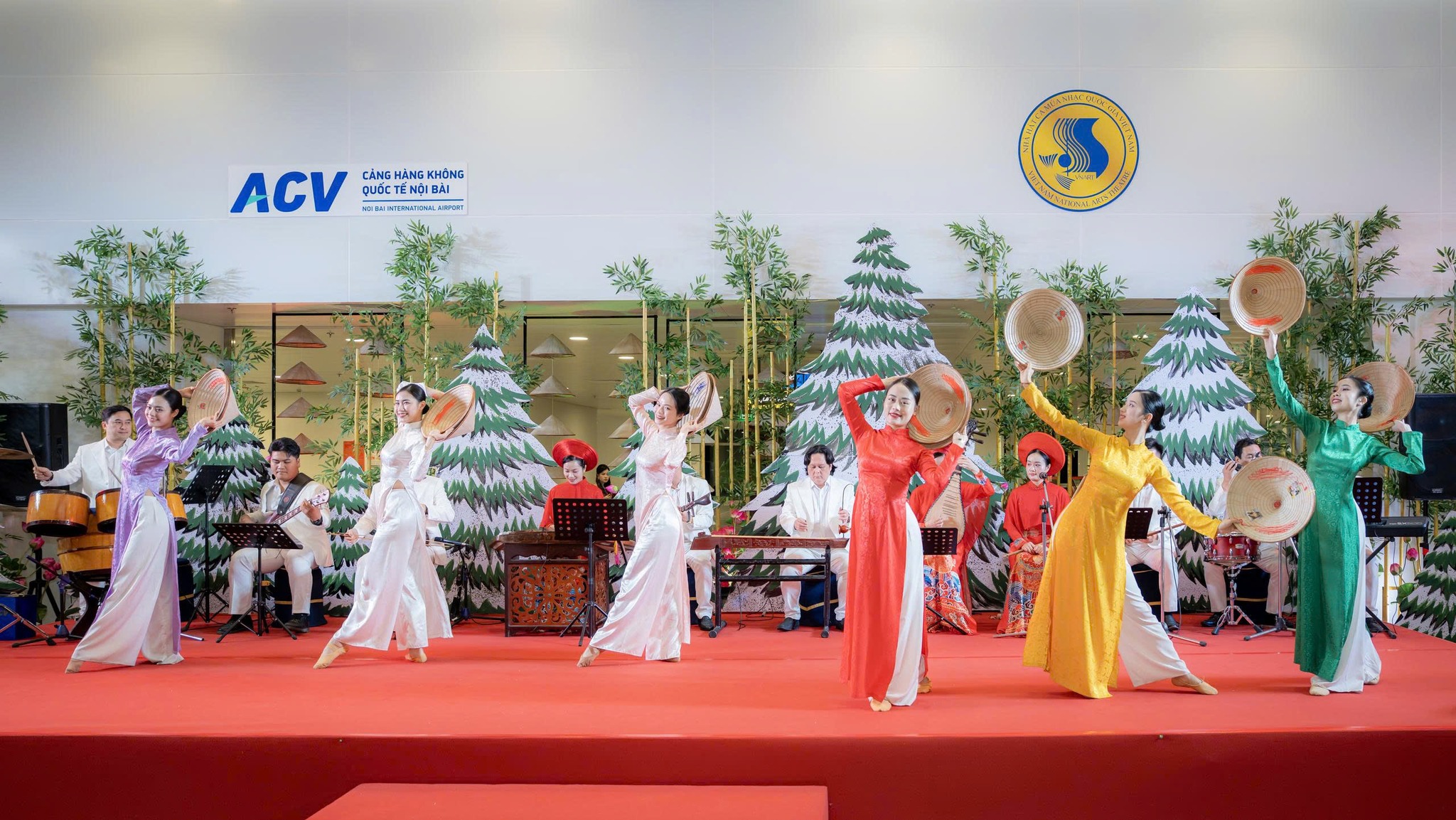 Những kiện hàng đặc biệt xuất hiện trên băng chuyền hành lý ở Nội Bài vào Giáng sinh - Ảnh 6.