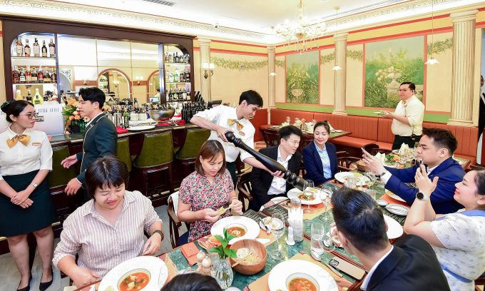 Khách hàng đi siêu thị Mena Gourmet Market Nhà Bè (TP HCM) thưởng thức ẩm thực tại nhà hàng thiết kế trong siêu thị. Ảnh: Hồng Châu