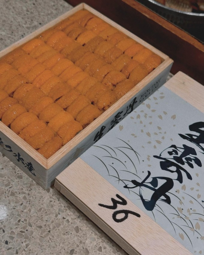 Vợ chồng MC Mai Ngọc ăn tiệc omakase kỷ niệm ngày cưới 3 Nhum biển thường được phục vụ cùng cơm, rong biển, là một phần không thể thiếu của omakase.