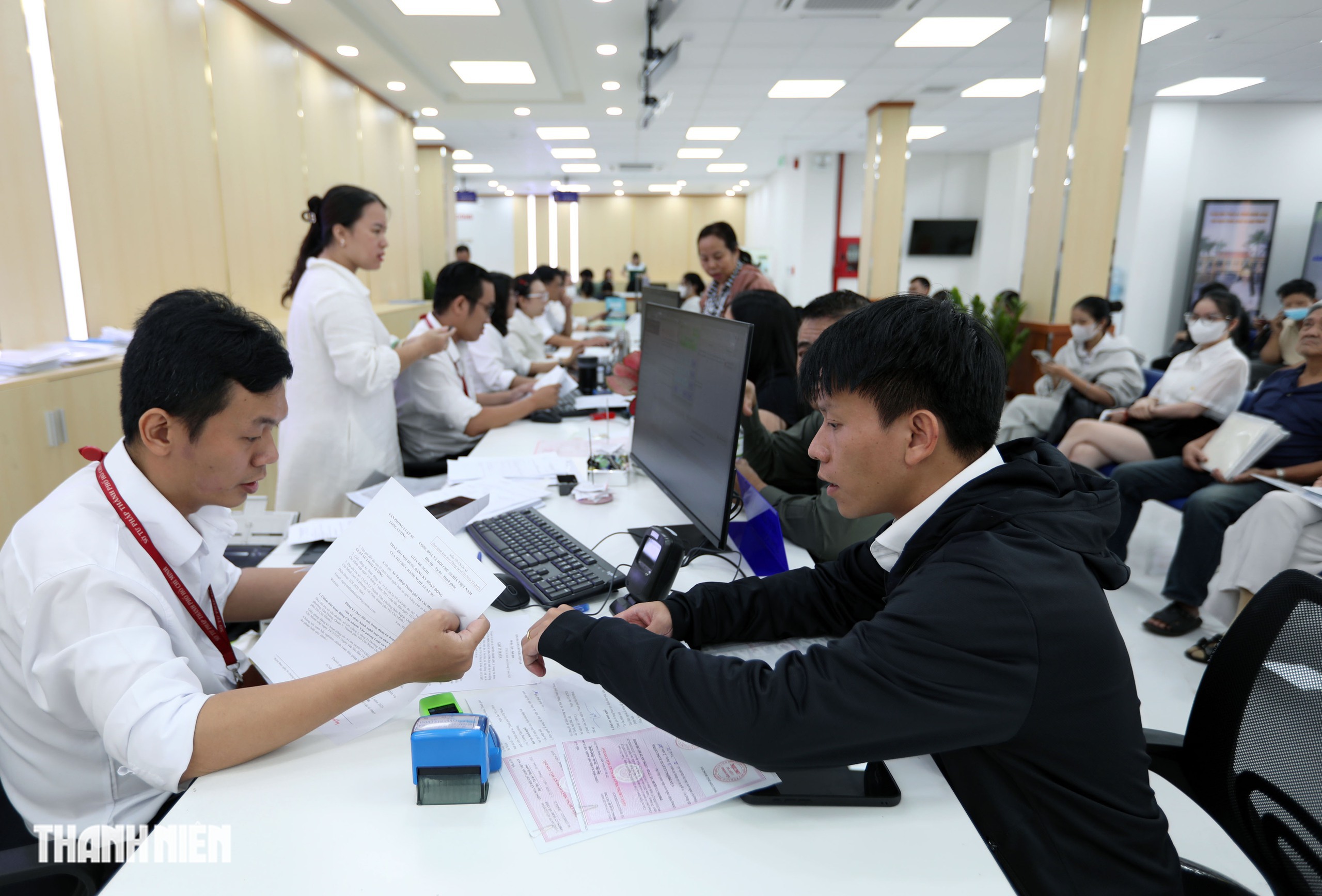 Ngày đầu tiên vận hành của Trung tâm Phục vụ hành chính công TP.HCM  - Ảnh 4.