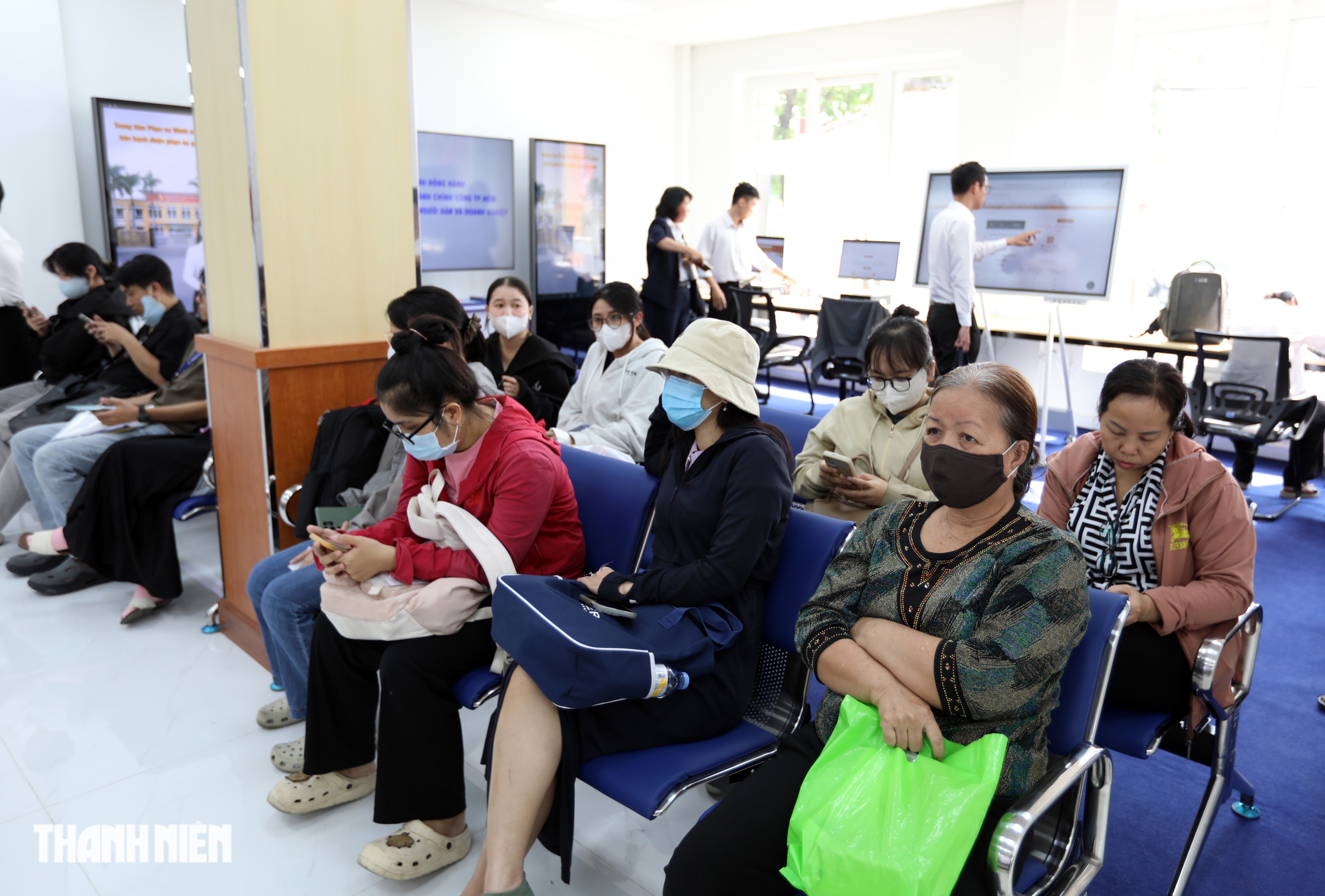 Ngày đầu tiên vận hành của Trung tâm Phục vụ hành chính công TP.HCM  - Ảnh 3.